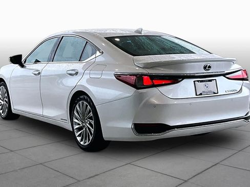 Used 2020 Lexus ES 300h Ultra Luxury w/ Accessory Package FWD image 11