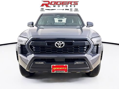 Used 2024 Toyota Tacoma TRD Off-Road image 2