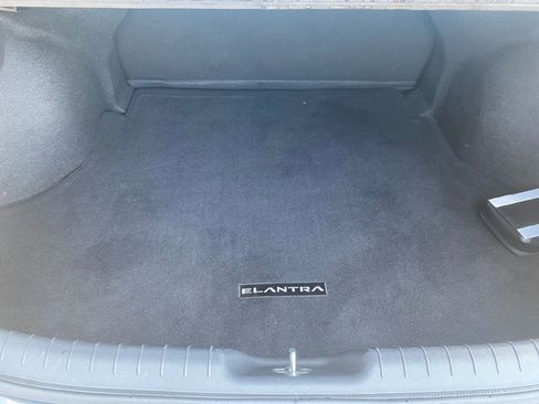 Used 2022 Hyundai Elantra SEL w/ Convenience Package FWD image 11
