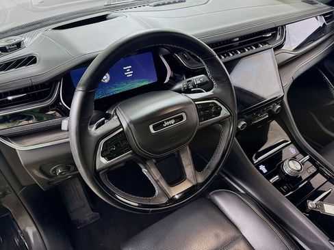 Used 2022 Jeep Grand Cherokee Overland w/ Advanced Protech Group III image 14