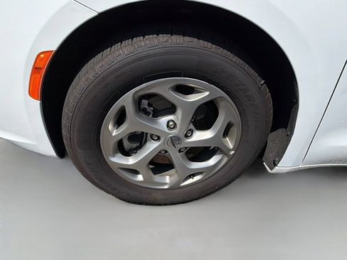Used 2024 Chrysler Pacifica Limited FWD image 10