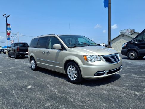 Used 2016 Chrysler Town & Country Touring w/ Driver Convenience Group FWD image 3