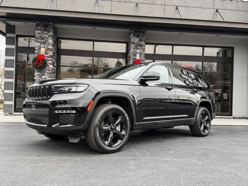 Used 2025 Jeep Grand Cherokee L Limited w/ Black Appearance Package image 19