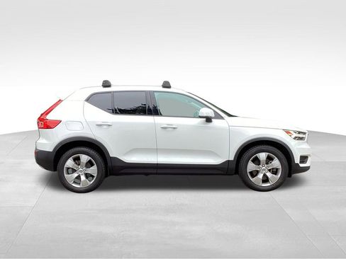 Used 2020 Volvo XC40 T5 Momentum image 5