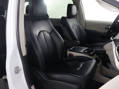 Used 2024 Chrysler Pacifica Touring-L image 29