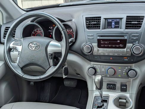 Used 2012 Toyota Highlander SE w/ Tow Pkg FWD image 16