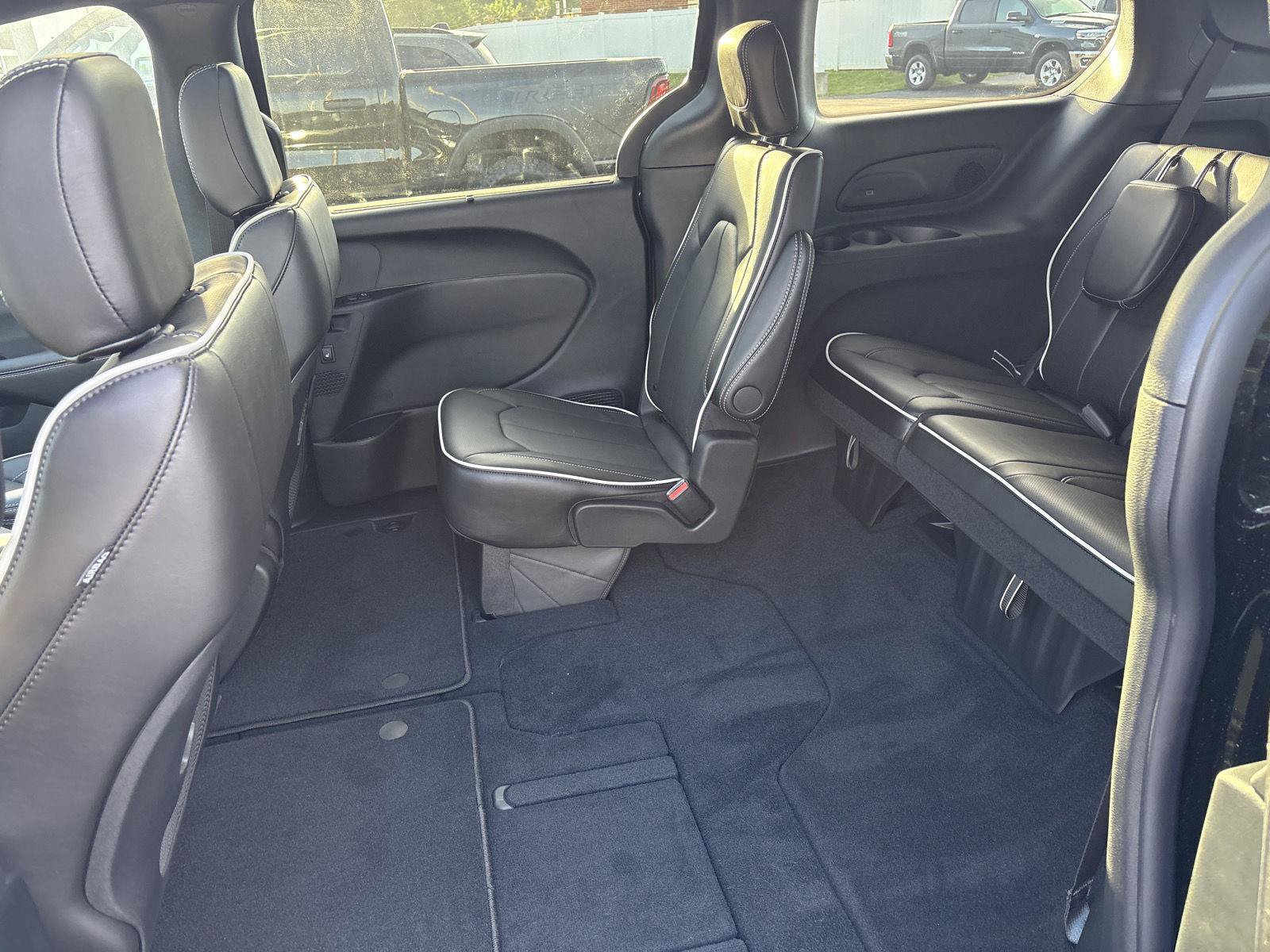 New 2027 Chrysler Pacifica Limited AWD/4WD image 10
