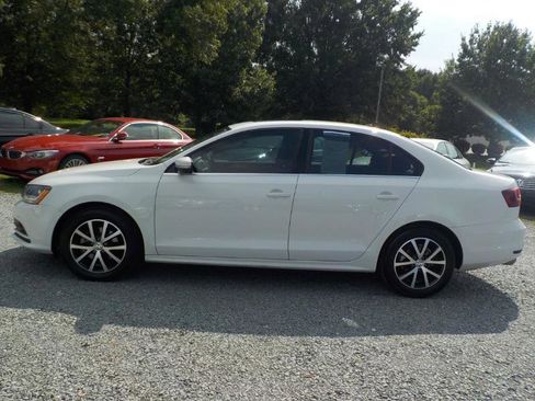 Used 2018 Volkswagen Jetta SE image 2