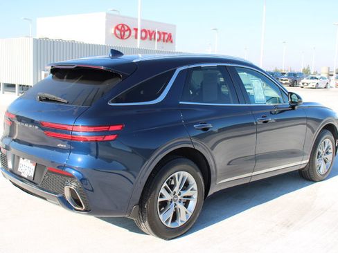 Used 2022 Genesis GV70 2.5T image 3