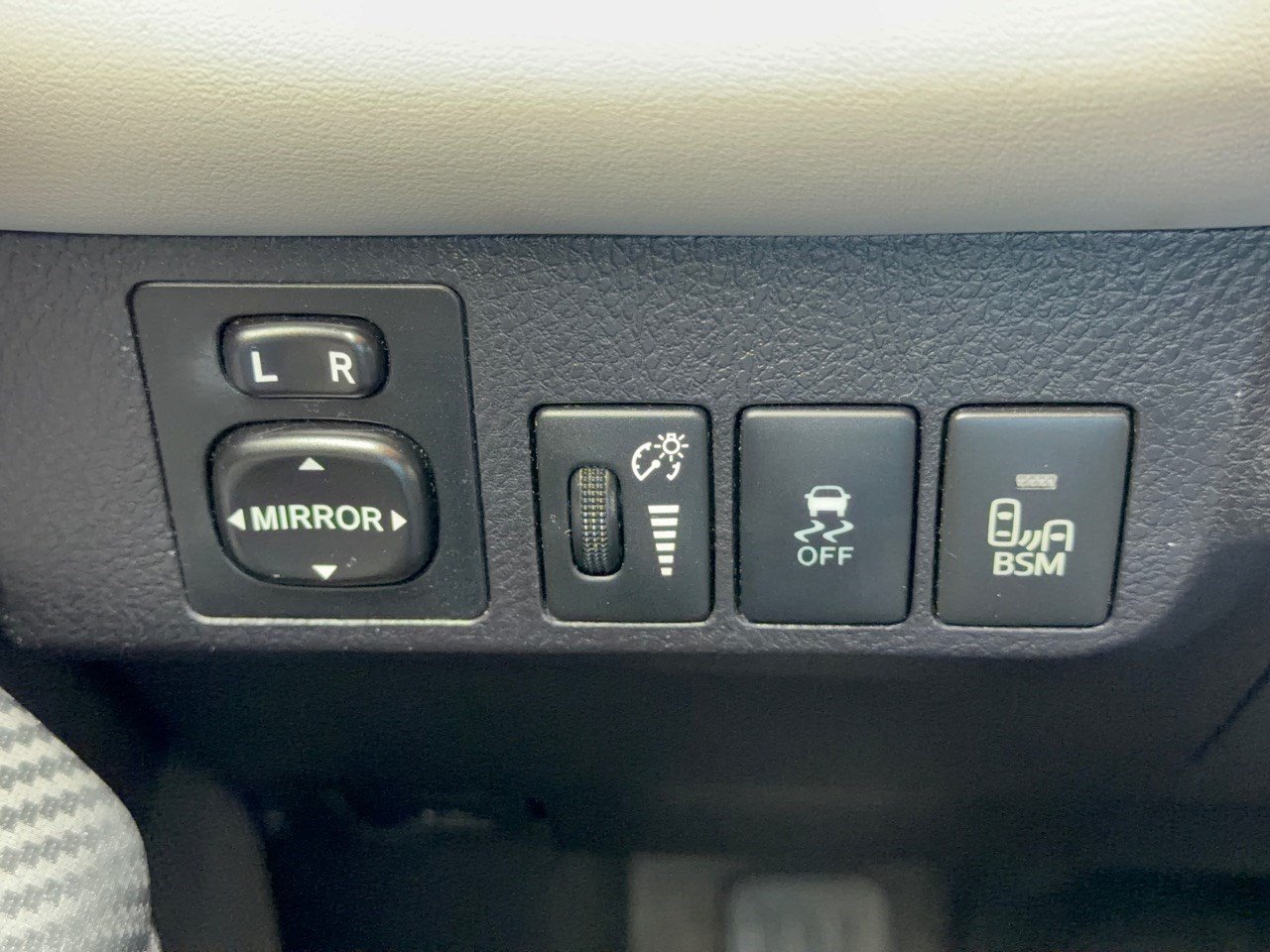 Used 2015 Toyota RAV4 Limited w/ Technology Package AWD/4WD image 33