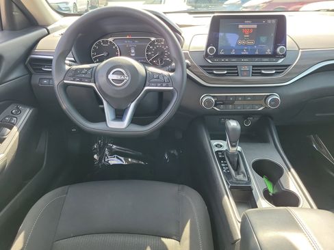 Used 2025 Nissan Altima 2.5 SV FWD image 10