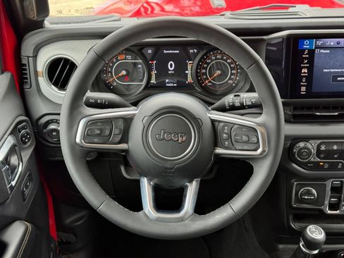 Used 2025 Jeep Wrangler Unlimited Sahara AWD/4WD image 29