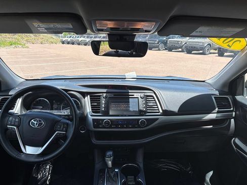 Used 2018 Toyota Highlander XLE AWD/4WD image 27