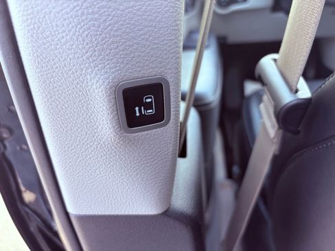 Used 2024 Chrysler Pacifica Touring-L image 17