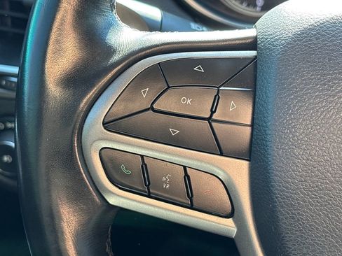 Used 2020 Jeep Cherokee Latitude Plus AWD/4WD image 19