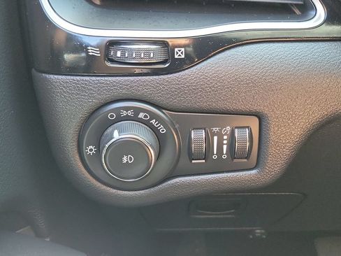 Used 2020 Jeep Cherokee Latitude Plus FWD image 17