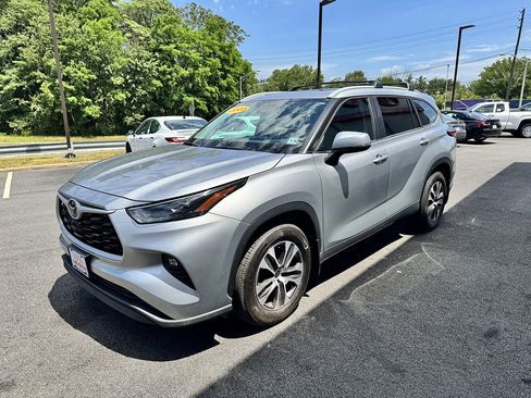Used 2023 Toyota Highlander XLE AWD/4WD image 2
