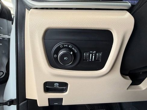 Used 2022 Jeep Grand Cherokee L Limited AWD/4WD image 32