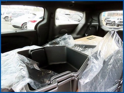 New 2026 Chrysler Pacifica Select image 10