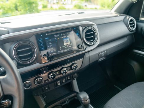 Used 2018 Toyota Tacoma TRD Off-Road AWD/4WD image 14
