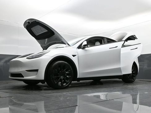 Used 2022 Tesla Model Y Long Range image 38