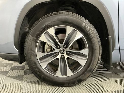 Used 2021 Toyota Highlander XLE AWD/4WD image 32