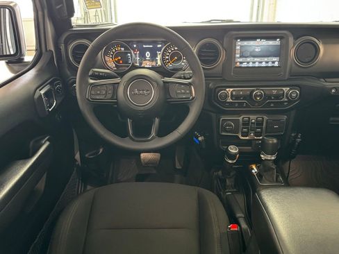Certified 2023 Jeep Gladiator Overland AWD/4WD image 13