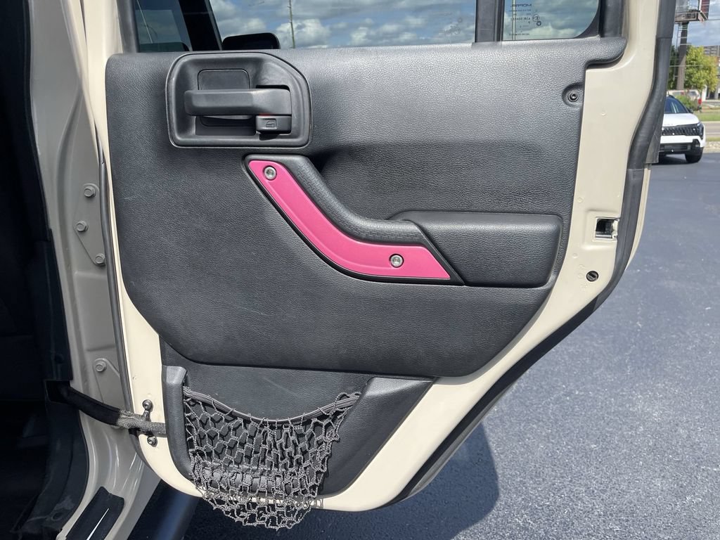 Used 2016 Jeep Wrangler Unlimited Sahara w/ Connectivity Group AWD/4WD image 19