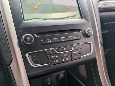 Used 2017 Ford Fusion SE w/ Fusion SE Technology Package FWD image 17