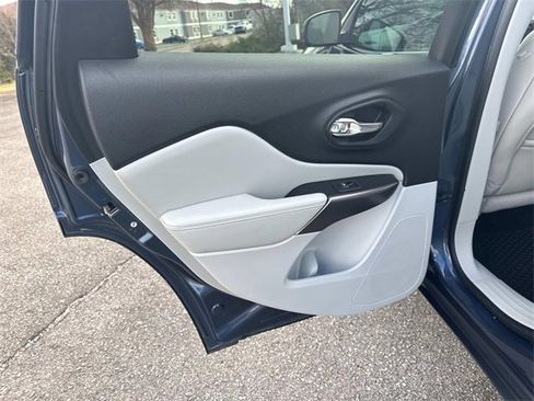 Used 2021 Jeep Cherokee Latitude Plus image 15