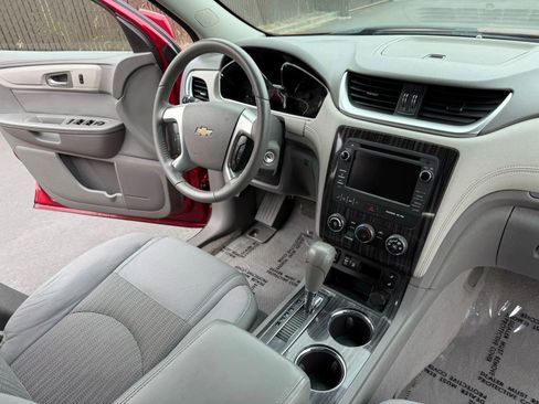Used 2014 Chevrolet Traverse LT image 17