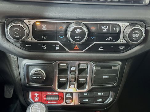 Used 2024 Jeep Wrangler Rubicon image 15