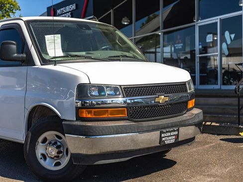 Used 2020 Chevrolet Express 3500 LT w/ LT Preferred Equipment Group RWD image 3