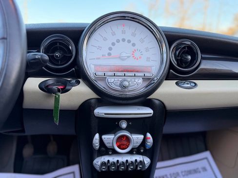 Used 2009 MINI Cooper Base 2dr Convertible image 9