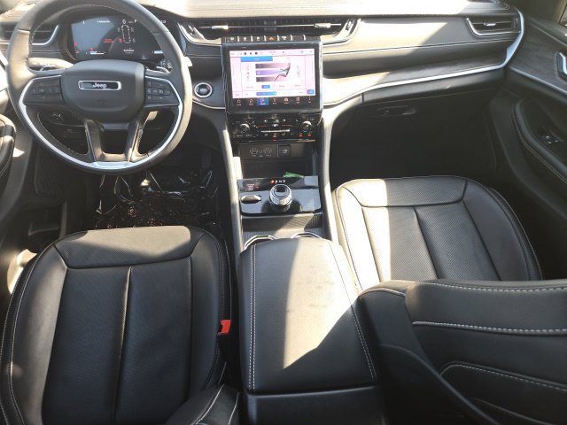 Used 2025 Jeep Grand Cherokee L Limited w/ Luxury Tech Group II AWD/4WD image 13