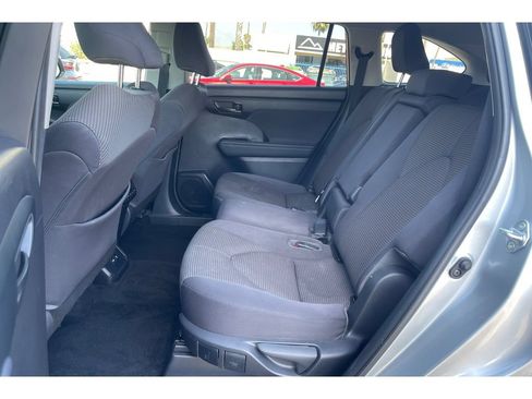 Used 2021 Toyota Highlander LE FWD image 15
