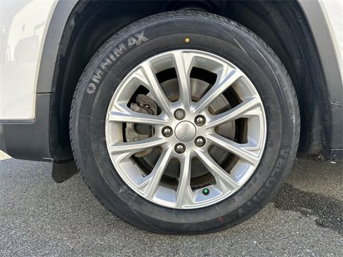 Used 2020 Jeep Cherokee Latitude image 11