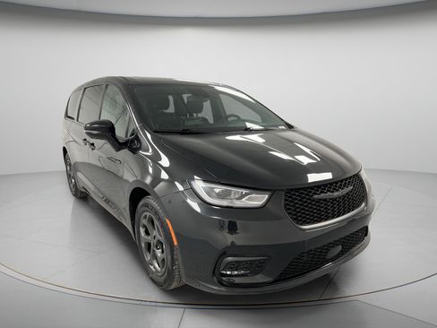 Used 2023 Chrysler Pacifica Limited w/ Uconnect Theater Family Group FWD image 2