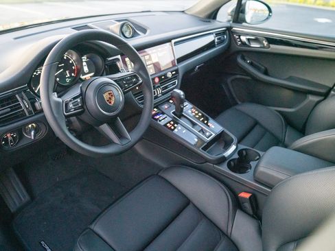 Certified 2026 Porsche Macan AWD/4WD image 4