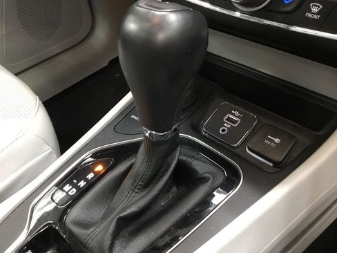 Used 2022 Jeep Cherokee Limited AWD/4WD image 28