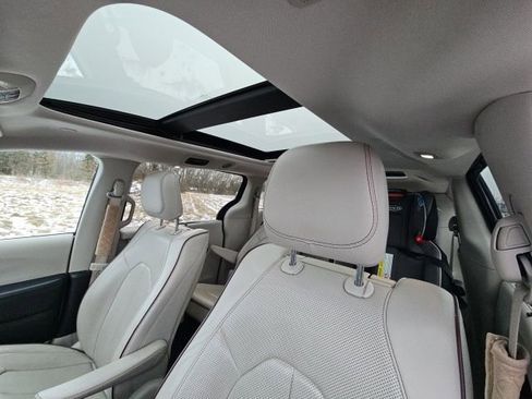 Used 2017 Chrysler Pacifica Limited w/ UConnect Theater Package image 14