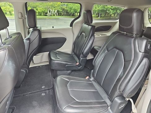 Used 2023 Chrysler Pacifica Touring-L FWD image 18