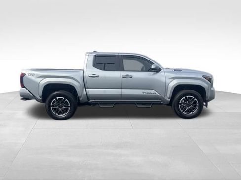 Used 2025 Toyota Tacoma TRD Sport AWD/4WD image 9