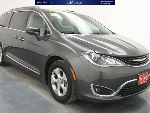 Used 2018 Chrysler Pacifica Touring-L FWD image 1