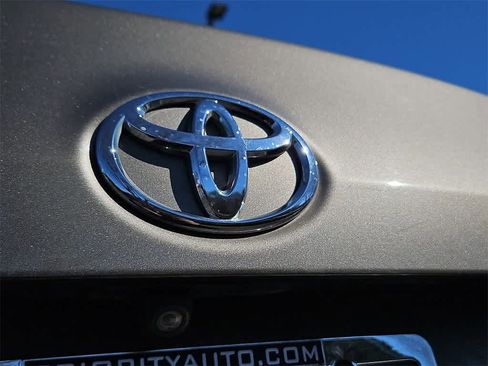 Used 2017 Toyota Corolla LE image 28