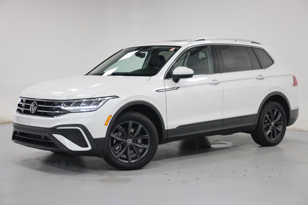 Used 2023 Volkswagen Tiguan SE w/ Panoramic Sunroof Package AWD/4WD image 3