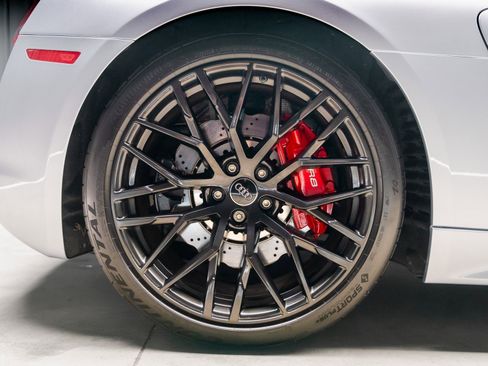 Used 2018 Audi R8 V10 w/ Premium Package image 33