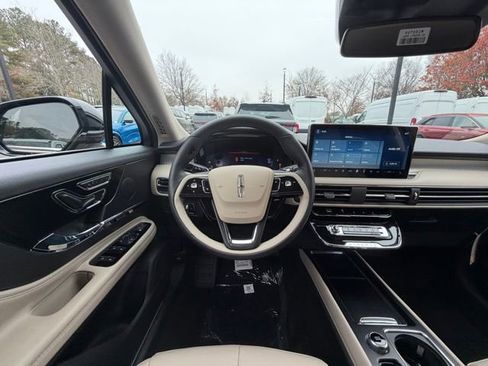 New 2026 Lincoln Corsair Premiere image 9