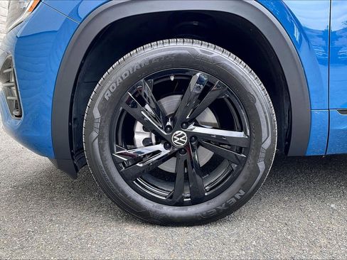 Certified 2025 Volkswagen Atlas Cross Sport SEL R-Line AWD/4WD image 8