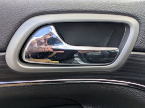 Used 2019 Jeep Grand Cherokee Limited image 11